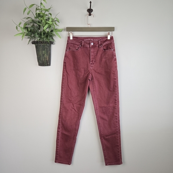 AE 0 Mom Jean Burgundy Relaxed Fit Tapered Leg High Rise Jeans American Eagle - Picture 1 of 11